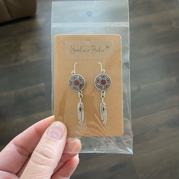 Boho Silvertone red feather dangle earrings NEW - Picture 4 of 4